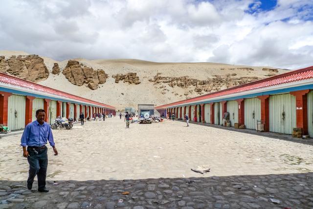 不毛地带的绿洲，茶马古道止于此，与印度、尼泊尔为邻，边贸繁荣