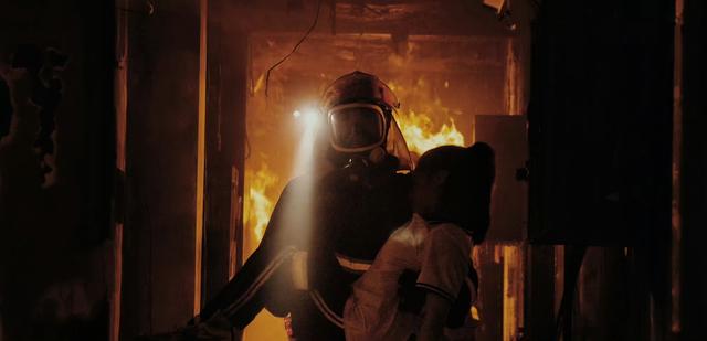 “我本来已经抓住她了”,被《他从火光中走来》评论区整破防了