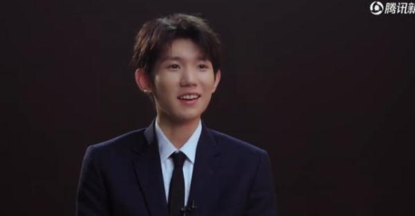 王源顺利考到驾照,开心得意开车转悠