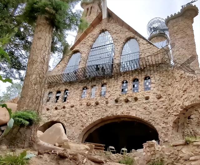 一句玩笑，美国少年用半个世纪，给自己造了一座奇幻城堡!