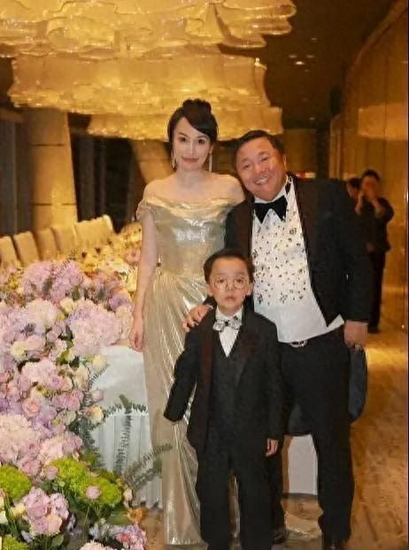 46岁金海心和帕梅拉 罕见身穿姜凯生日宴 我却被39岁杜若溪惊艳到了