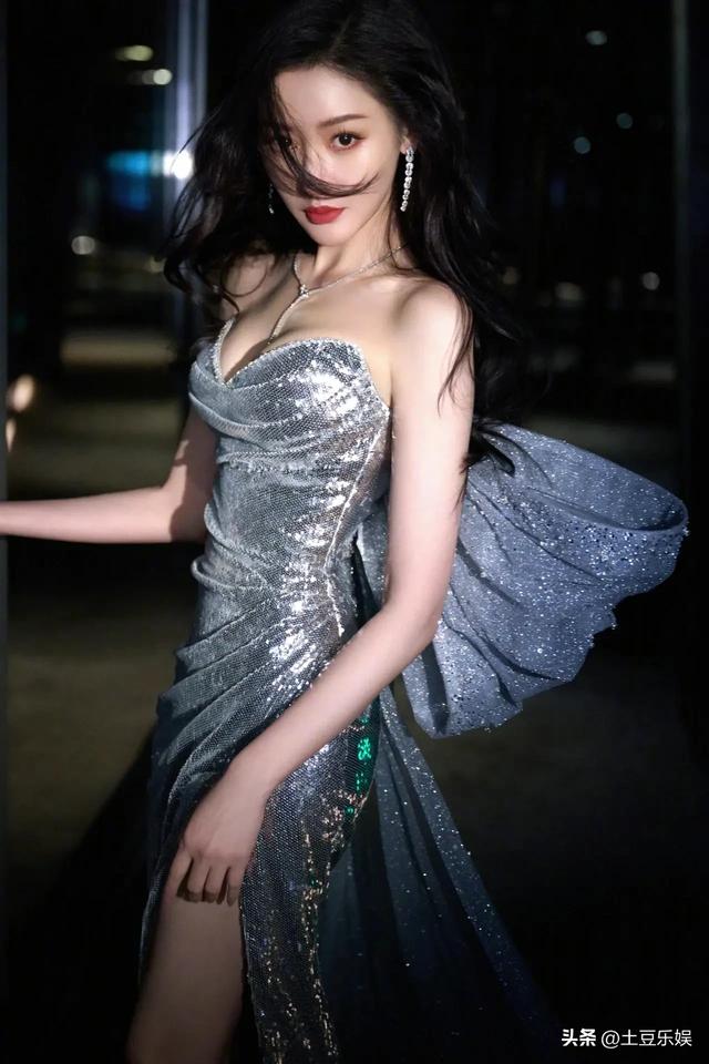 深藏不露!张天爱黑丝渔网袜加性感身材,太辣了!