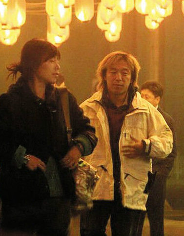 黄渤老婆近照罕曝光！被带着参加京城聚会笑容灿烂，力破不和传言