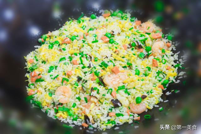 这才是蛋炒饭的地道做法，色泽金黄，粒粒分明，烹饪简单有食欲