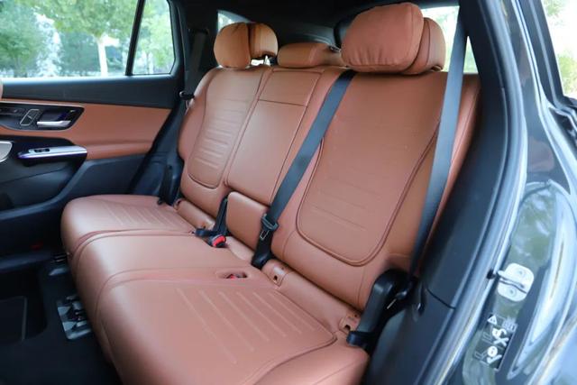 奔驰GLC:奔驰7座SUV优惠15万!内饰氛围感拉满,轴距2977mm!