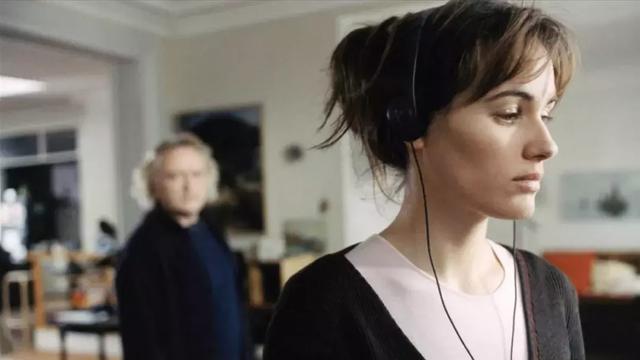 苏菲·玛索从初吻里展现的一眼如沐春风，到52岁时神秘曼妙，令人领略女性之美的至高境界