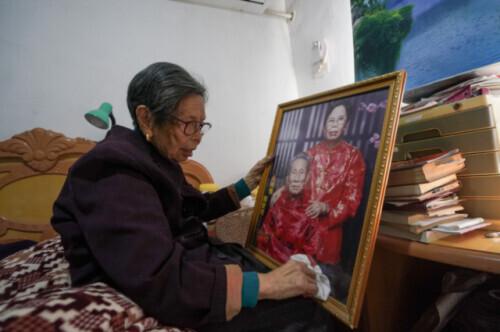 90岁“诚信奶奶”十年还债2077万，如何让更多人见贤思齐