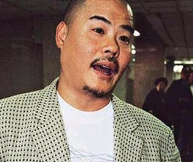 张柏芝母亲戴莎莉，年少怀孕，有过四段婚姻，曾经拍过三级片