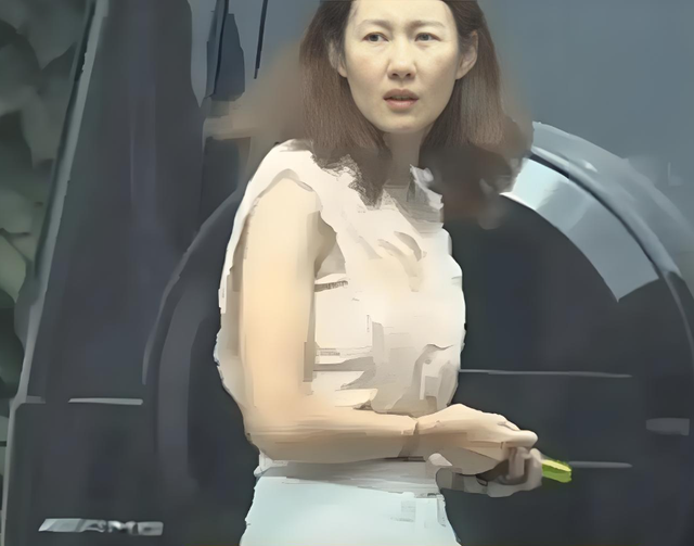 甄子丹生日，王宝强携高挑美女冯清出席 网友：这身材比马蓉好多了