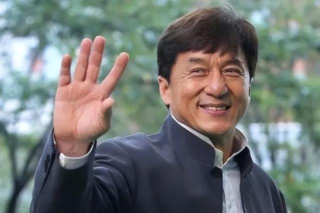 68岁成龙要定居内地？坐私人飞机现身杭州，豪掷4000万买下江景房