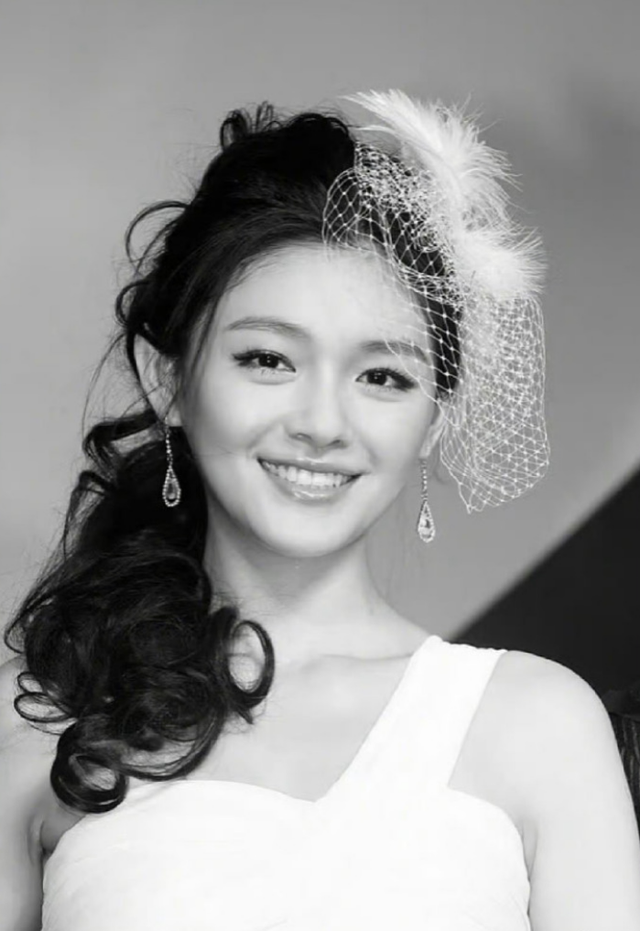 大S去世12天，亲友齐聚家中喝香槟弹琴告别，具俊晔暴瘦12斤