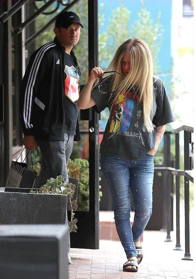 消失10年的叛逆少女，艾薇儿盛装闪耀回归！造型性感好似“艳母”