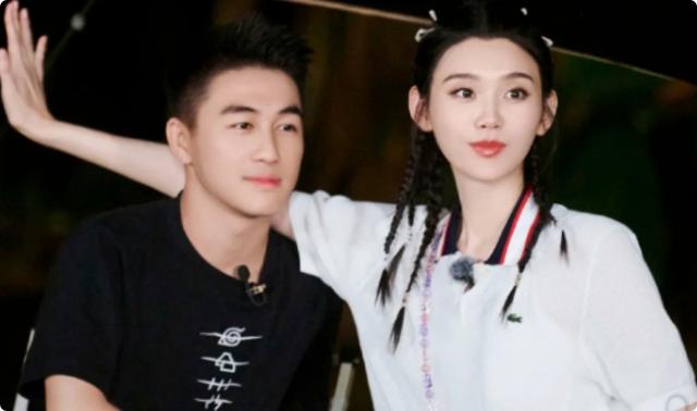 1米78奚梦瑶走秀，跟1米73何猷君同框，把人情世故体现得淋漓尽致