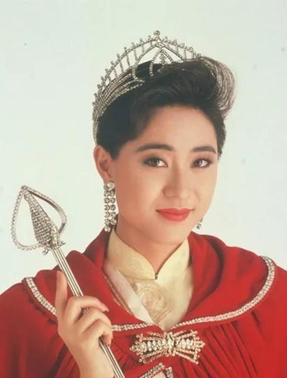 9月15日决赛！57岁陈法蓉宣布担任2024港姐“最上镜小姐”评判，穿粉衣和15位90后佳丽们合照风采依旧