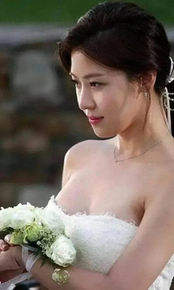 《色即是空》女主角——河智苑，如今已经年过40，风情却丝毫未减