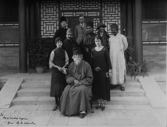 大诗人徐志摩:一表人才,逼原配打胎被骂,下场极惨手脚烧成焦炭