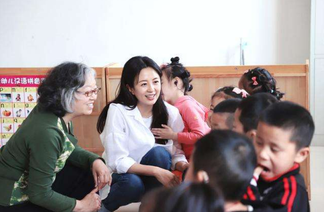 演员杨童舒：34岁意外怀孕，嫁圈外老公生一子，生活平凡却很幸福