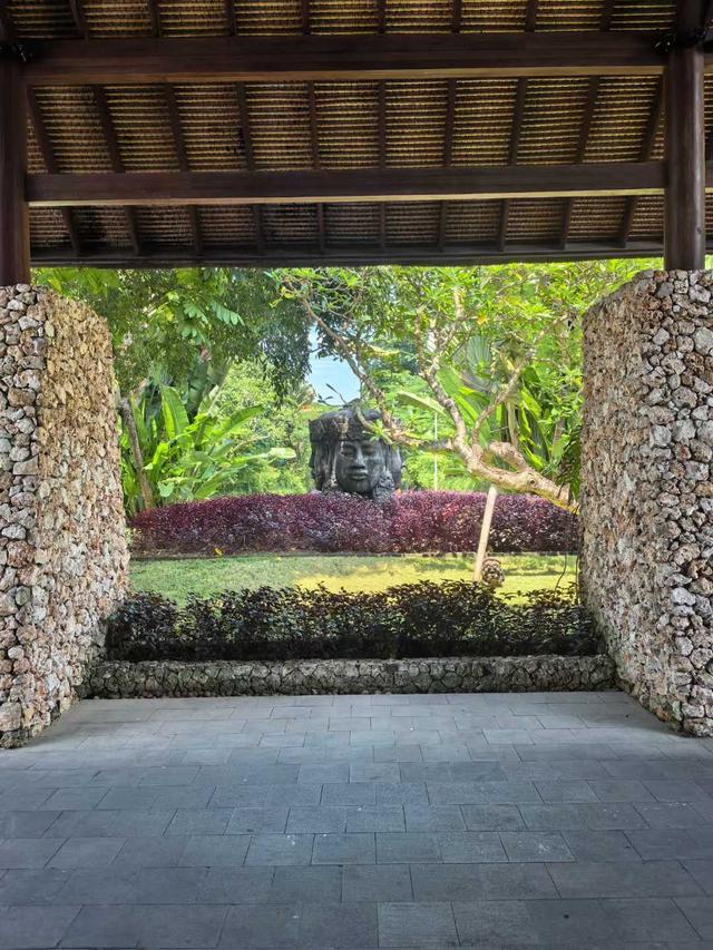 巴厘岛努沙杜瓦海滩中的几座五星级酒店