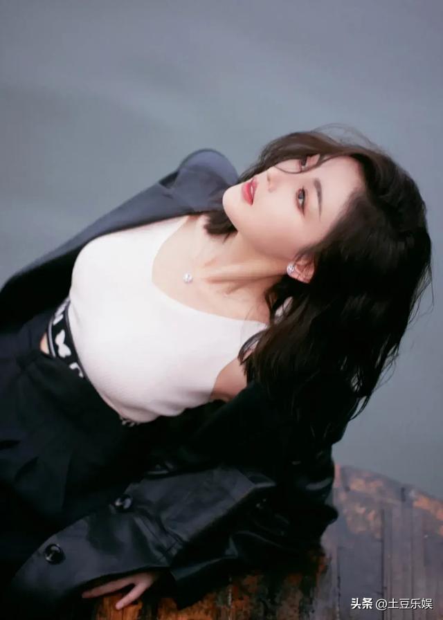 深藏不露!张天爱黑丝渔网袜加性感身材,太辣了!