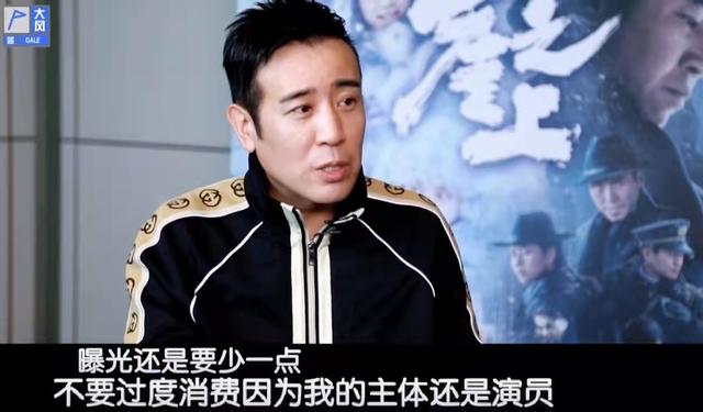 50岁于和伟豪宅内健身!穿背心大秀健硕肌肉,浑身是汗脸部通红