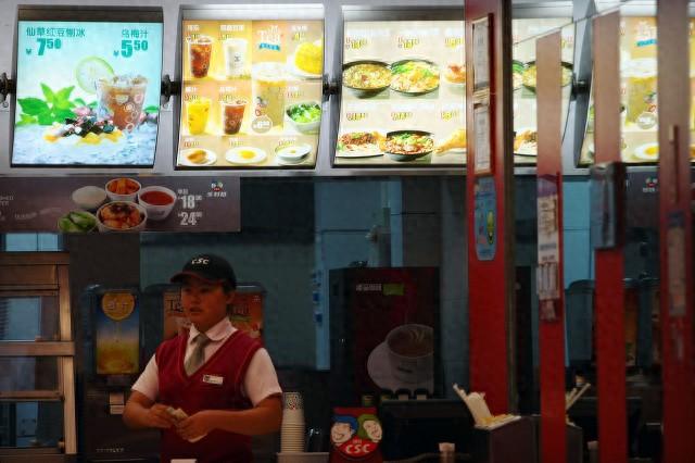 疫情下的餐饮店，员工成了最后的羔羊