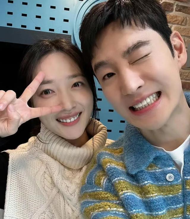 《模范出租车3》即将开拍，李帝勋表艺珍合照更新，也太好嗑了吧