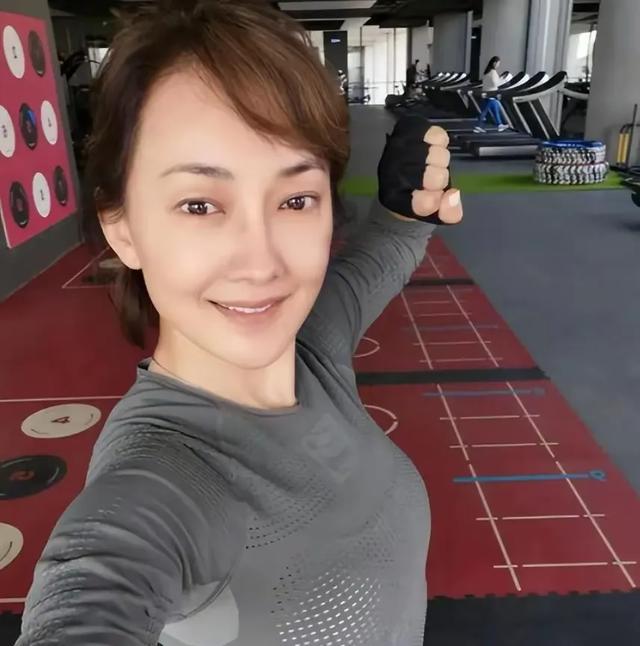 52岁牛莉身姿曼妙,肥乳厚臀彰显丰腴美,微胖更显女人风情