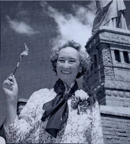 “上海名媛”郑念：42岁丧夫，52岁女儿自杀，她却优雅地活到94岁