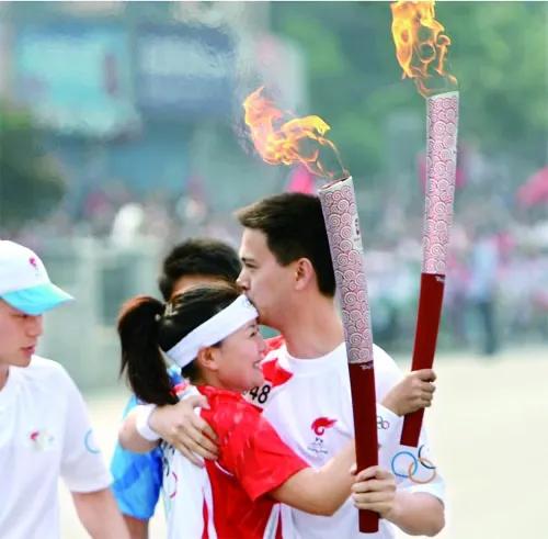 湖南“省脸”魏哲浩为长女庆生，46岁白发抢镜，14岁彤彤身高173