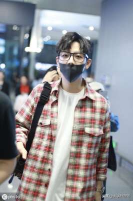 胡夏图片(胡夏一头黑发做中分造型简单帅气，脸上带圆框眼镜化身奶油小生)