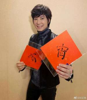 邰正宵(54岁情歌王子邰正宵复出，商演唱成名曲跑调，拍诡异视频吓网友)