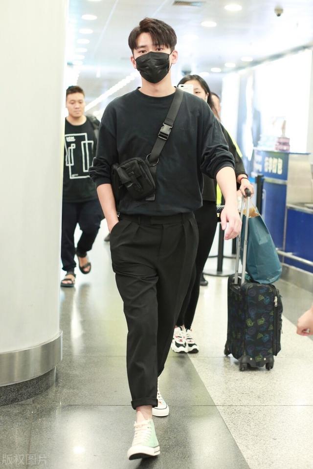 熊梓淇一袭黑色现身机场,面带口罩也遮不住发福的脸,胖了也帅气