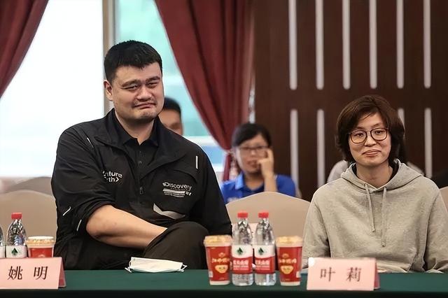 姚明与妻子叶莉近况：42岁叶莉韵味十足，13岁女儿身高到姚明胸口