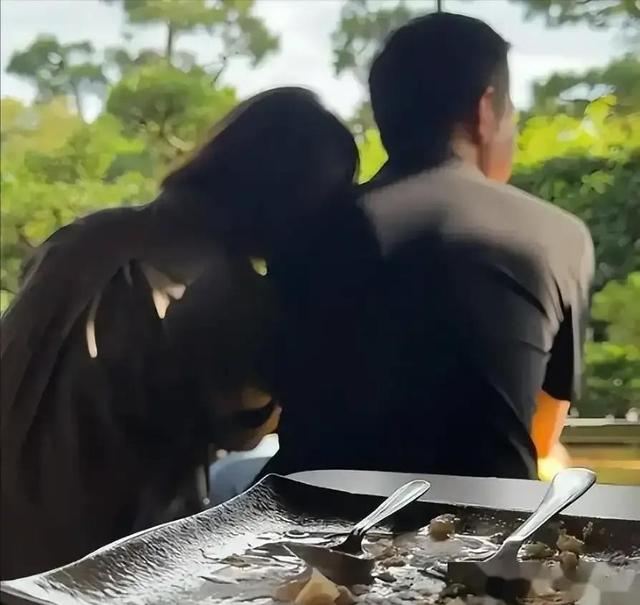 王冠夫妇甜蜜亮相首次公开合影，早前已透露与小尼的深厚情谊