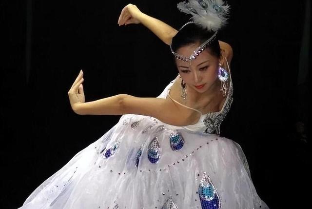 “消失”已久的邰丽华，在结婚生子后，已经走上了另外一条大道