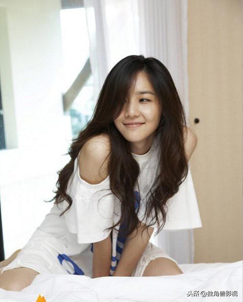 她是《爱的迫降》坏人三人组唯一的女性，曾是八头身美女超级模特