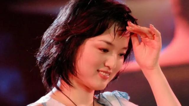 歌手白雪：38岁离婚，独自养子，却在44岁嫁下8岁的老公