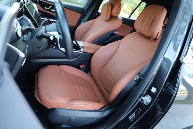 奔驰GLC:奔驰7座SUV优惠15万!内饰氛围感拉满,轴距2977mm!