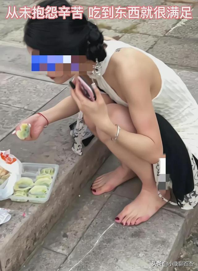 浙江女网红衣着单薄，光脚蹲在路边吃盒饭，冻得瑟瑟发抖