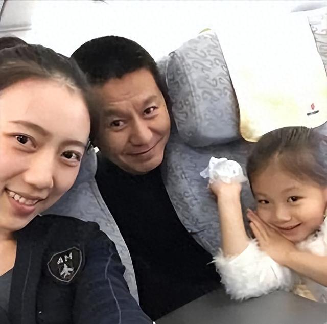 为了嫁给大自己22岁的吴若甫,她饱受舆论风波,如今生活令人羡慕