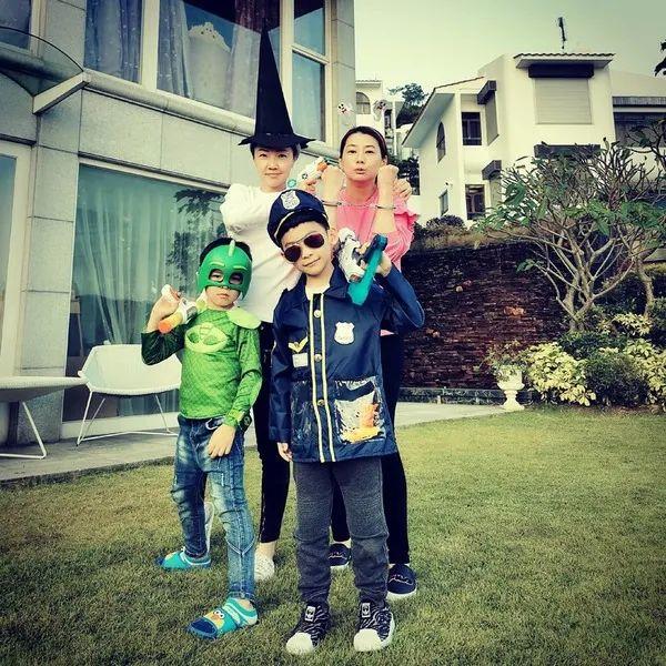 港姐携子改嫁入豪门，住6亿豪宅成赌王三太邻居，花园大到能踢球