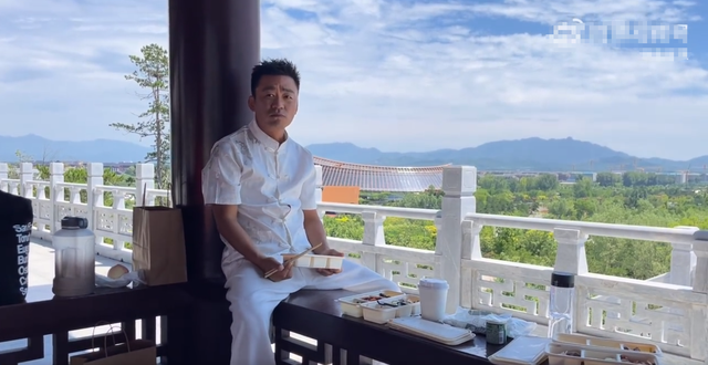 40岁王宝强罕晒近况，凉亭内吃盒饭姿势霸气，满面愁容大口啃馒头