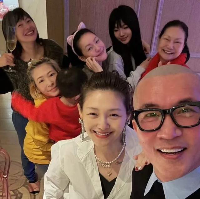 大S去世12天，亲友齐聚家中喝香槟弹琴告别，具俊晔暴瘦12斤