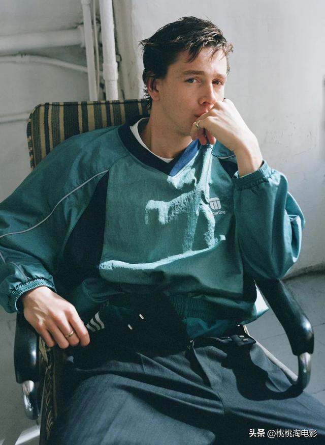 95后英伦男星哈里斯·迪金森杂志大片，忧郁文艺气质星途坦荡