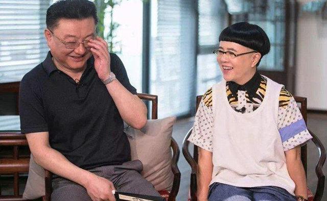 58 岁金龟子生日,老公王宁罕见出镜,夫妻穿搭风格看起来像隔辈