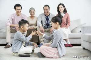 公媳伦理(村里一家儿媳妇头枕在公公大腿上，公媳之间究竟该不该保持距离？)