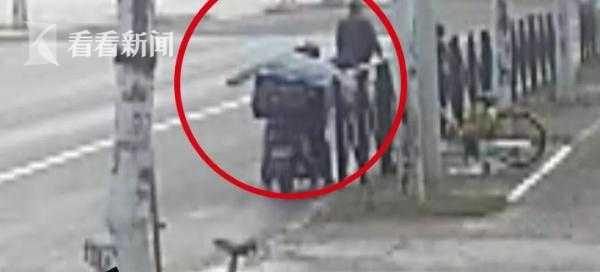 男子当街上演4次“换装秀” 竟是为了……