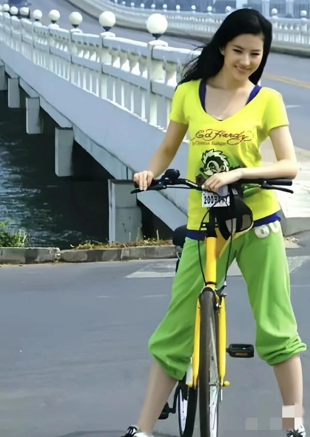 实在是忍不下去了,想插手下刘亦菲的穿搭