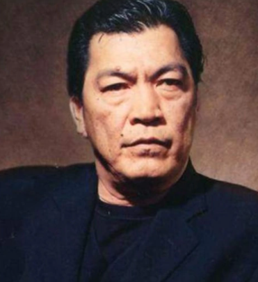 已故港星成奎安25岁孙子出车祸去世！车身被撞翻，浑身是血好吓人