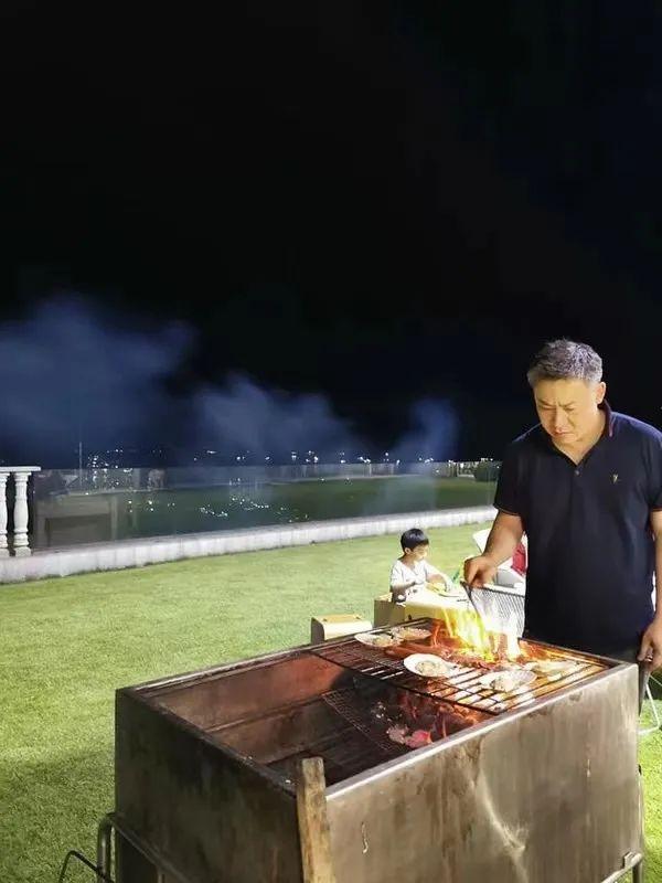 港姐携子改嫁入豪门，住6亿豪宅成赌王三太邻居，花园大到能踢球